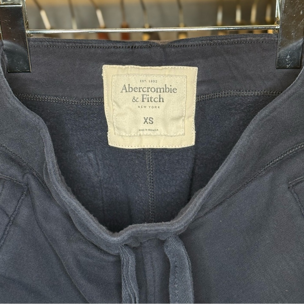 VINTAGE Y2K RARE Men’s Abercrombie & Fitch Graphic Fleece Shorts in Navy - Picture 3 of 3